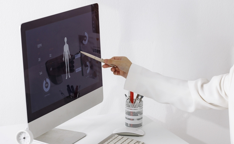 인바디 결과를 보고 있는 의사