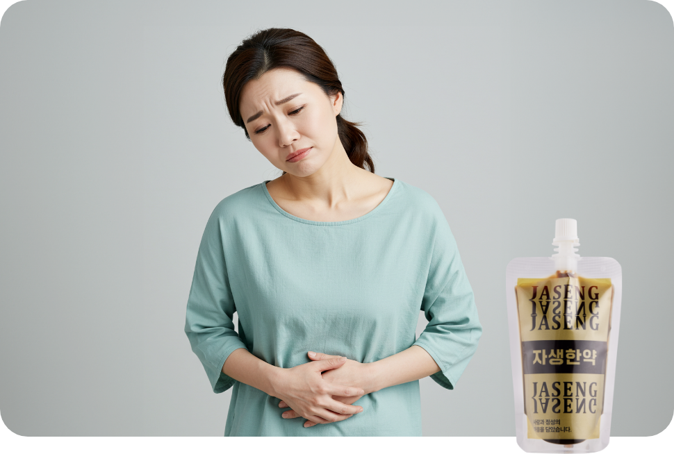 배를 잡고 고통을 호소하는 중년 여성