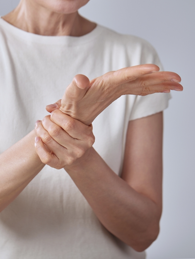 자기손목을 잡고 있는 모습