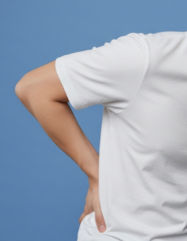 허리 통증으로 허리를 잡고 있는 남성