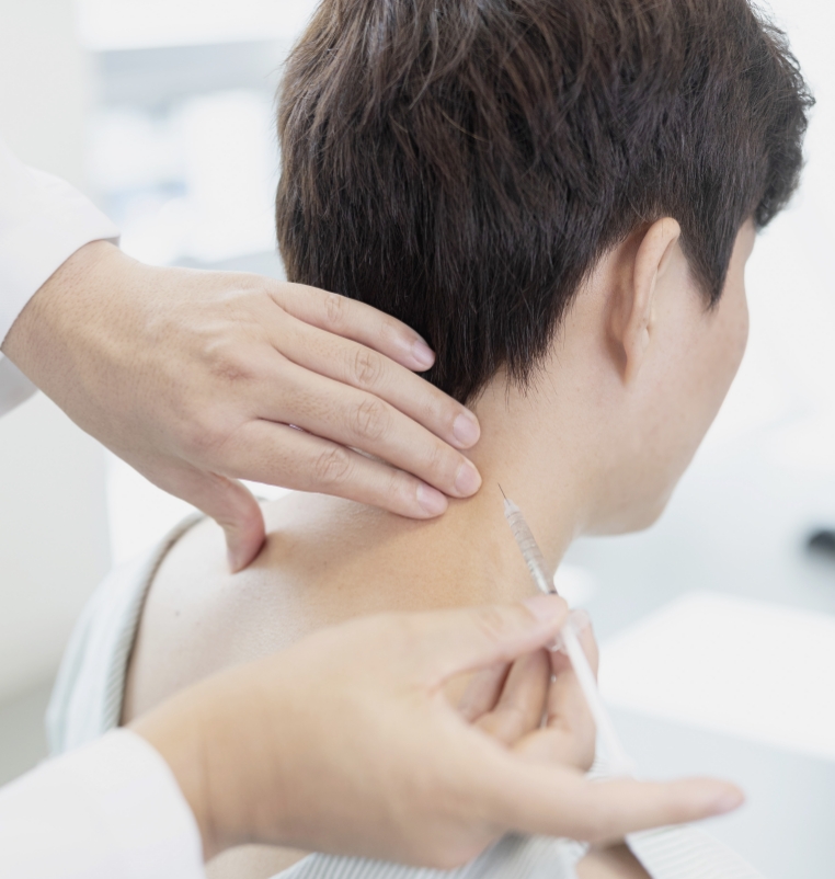 목 부위를 진찰받는 환자 모습