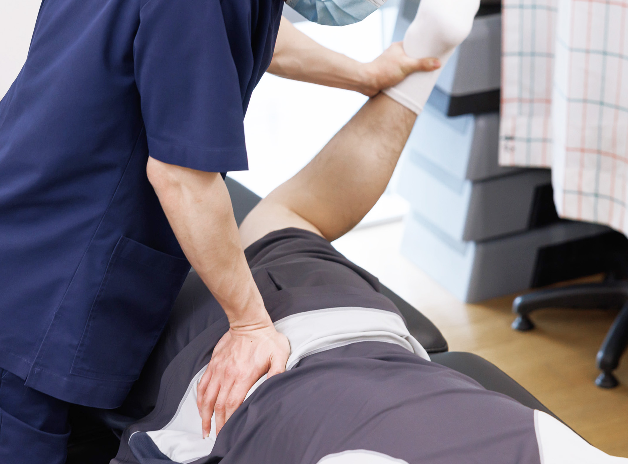 치료사가 환자의 다리를 움직여 보는 모습