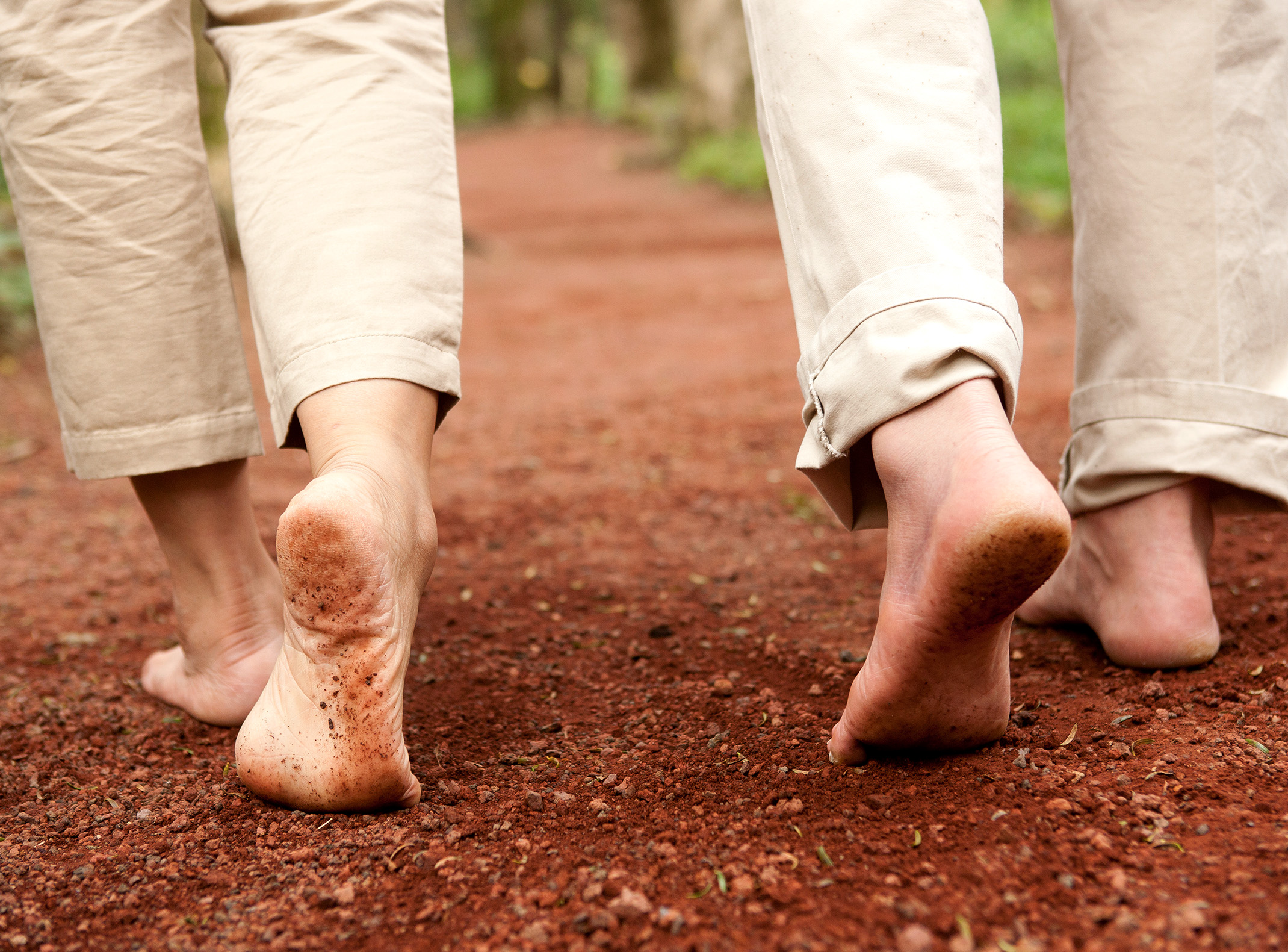 흙위에서 걷고 있는 사람들
